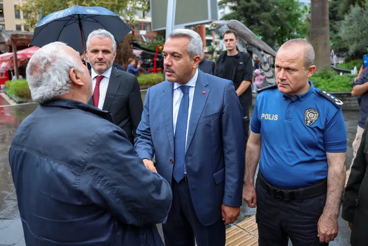 Rize Valisi Baydaş, Cuma namazı sonrası halkla buluşarak sorunları dinledi