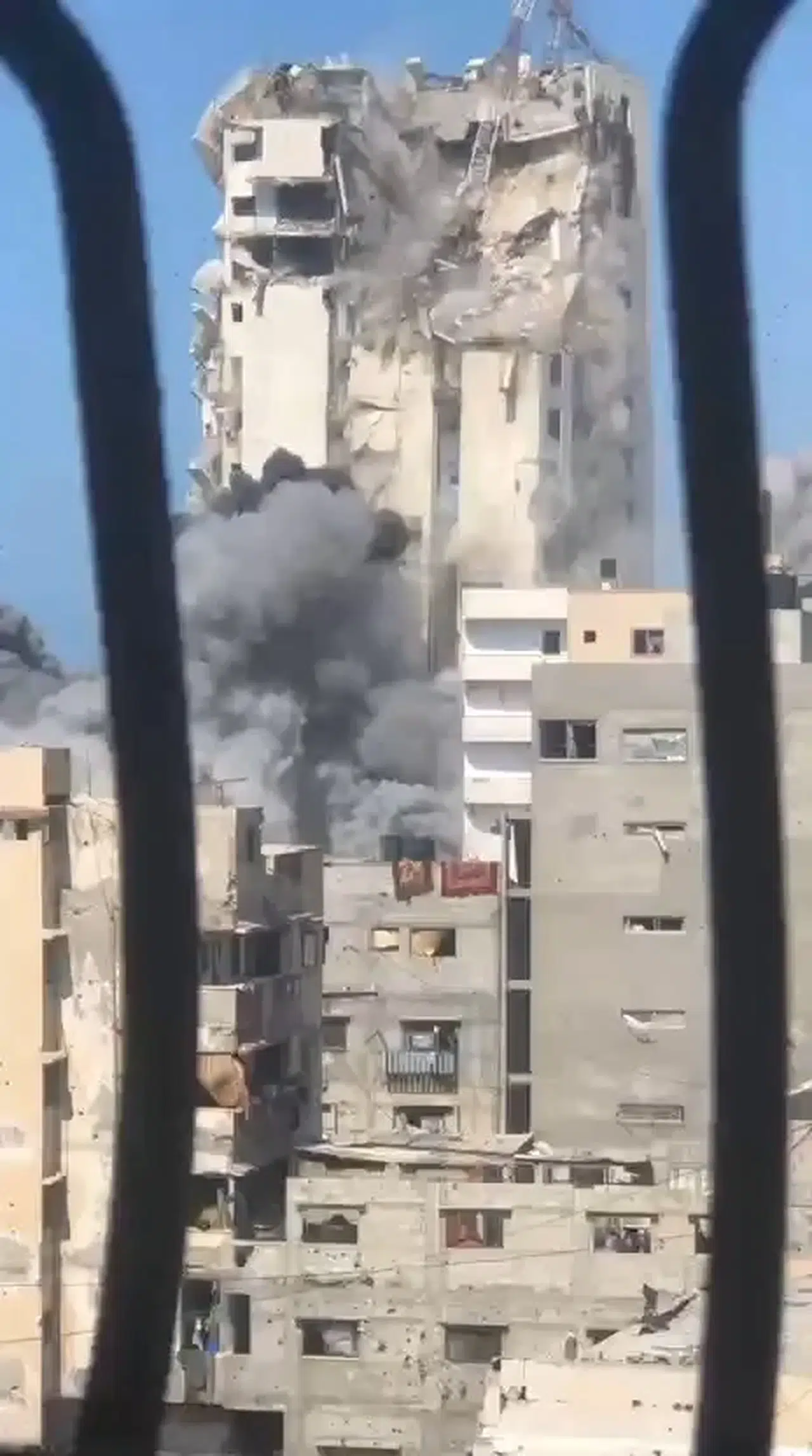 İsrail Ordusu, Gazze'nin En Yüksek Binası Al-Ghifari'yi Hedef Aldı