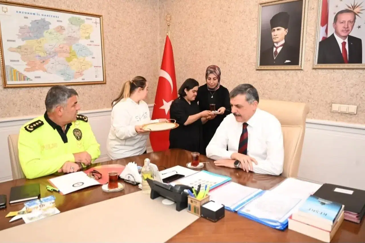 Erzurum Valiliği'nde Down sendromlu çocuklarla unutulmaz bir etkinlik gerçekleştirildi