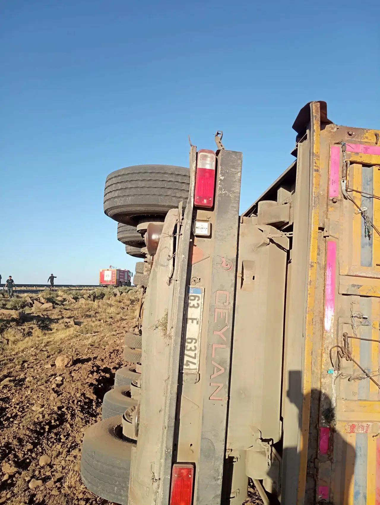 Mardin'de un yüklü kamyon devrildi, şoför hastaneye kaldırıldı