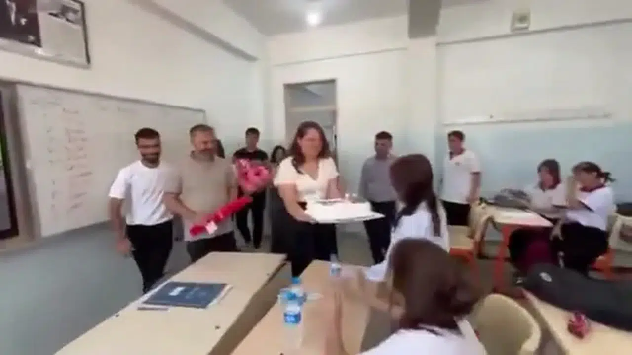 Akciğer kanserini yenen 16 yaşındaki öğrenci, sınıf arkadaşlarıyla kutlama yaptı