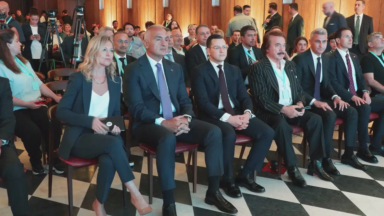 Bakan Ersoy, Spotify Konferansı'nda Türk müziğinin uluslararası başarısını vurguladı ve dijital platformları değerlendirdi.