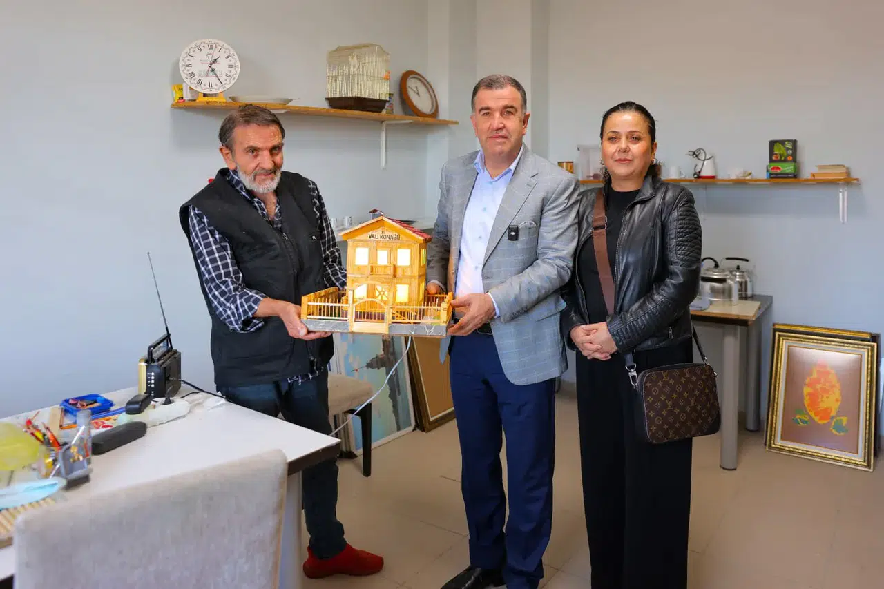 Vali ve eşi huzurevi sakinleriyle bir araya geldi, yaşam kalitesini artırma notları aldı
