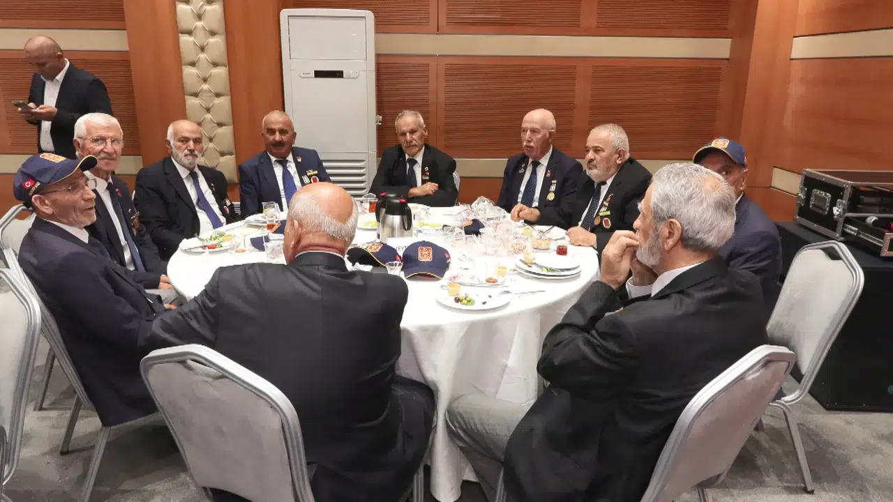 Şehit aileleri ve gaziler, AK Parti etkinliğinde birlik ve beraberlik içinde buluştu