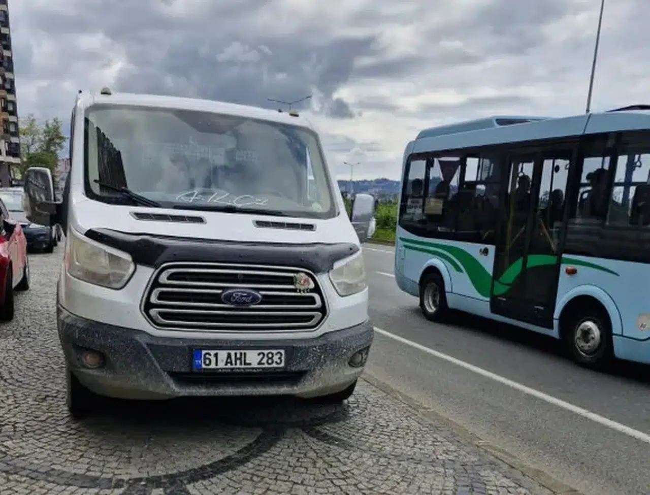Rize’de Kaldırım İşgali Tepki Çekiyor: Menderes Bulvarı’nda Araçlar Yayaların Geçişini Engelliyor