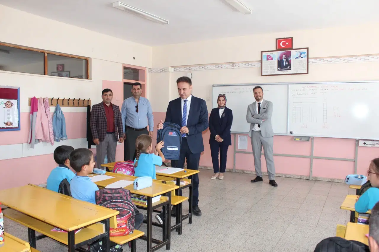 Sivas'ta Öğrencilere Kırtasiye Seti Dağıtıldı, Eğitimde Destek Büyüyor
