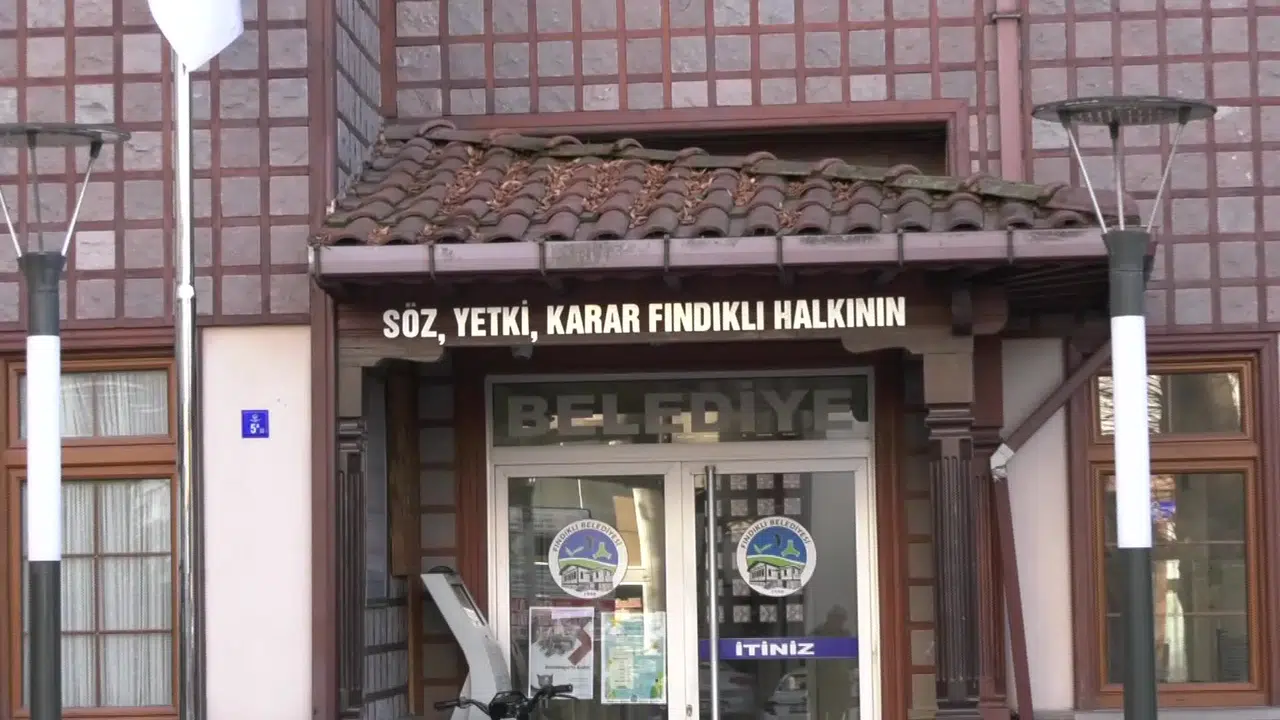 Fındıklı'da fırtına nedeniyle Viya Kafe geçici olarak kapandı, güvenlik önlemleri artırıldı