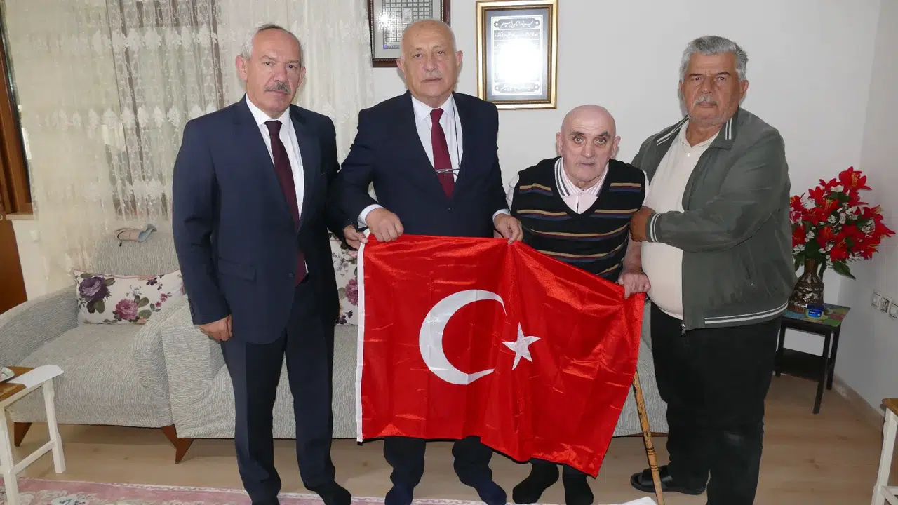 Başkan Vekili Gülay, Gaziler Günü'nde Gazi Haçkalı’yı evinde ziyaret etti