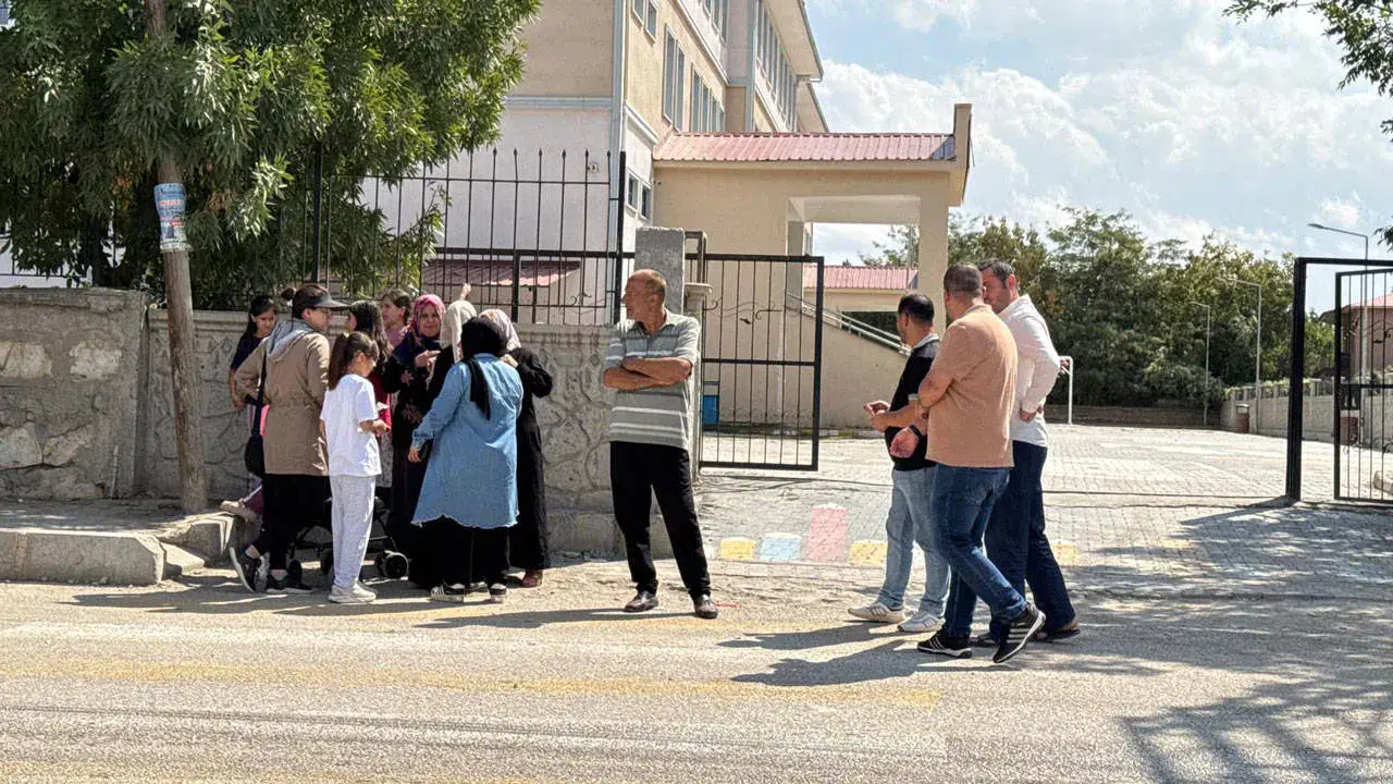 Boşanma aşamasındaki kişi okulda öğretmeni bıçakladı, araya giren başka bir öğretmen de yaralandı