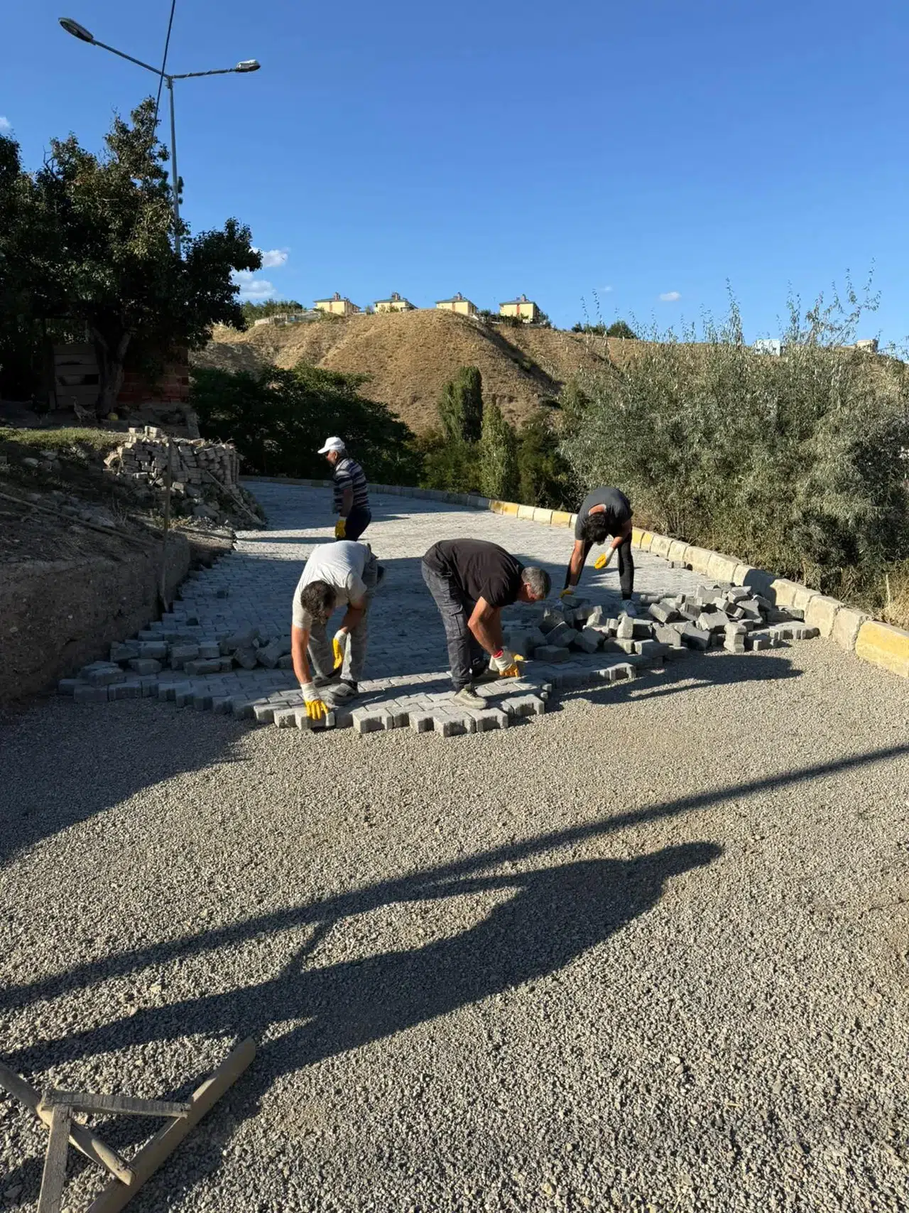 Oltu'da Kilit Parke Taşı Uygulamalarıyla Estetik ve Güvenli Yol İyileştirmeleri Başlıyor