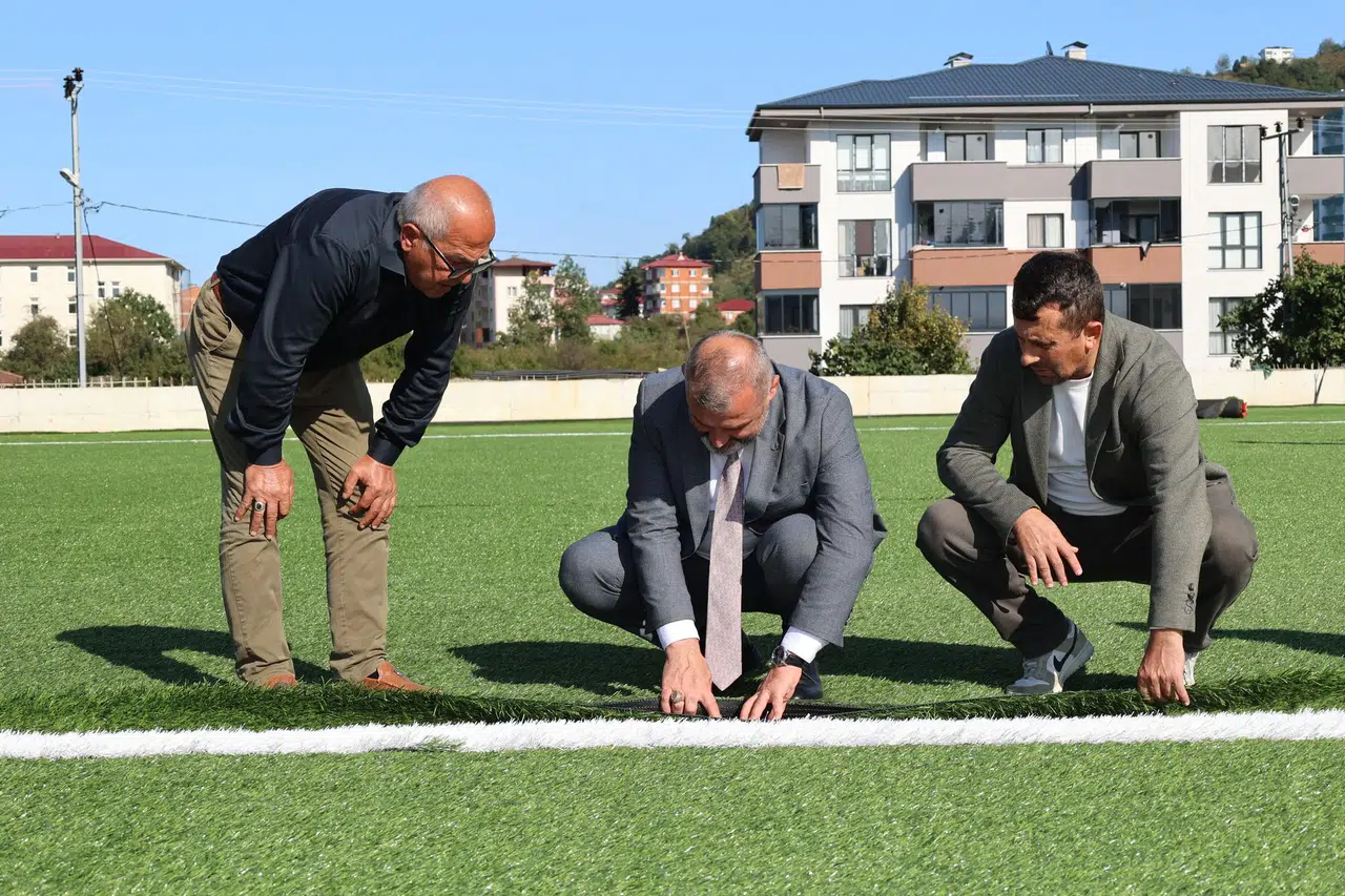 Arsin İlçe Stadı'nın yenileme çalışmaları hızla sürüyor, modern spor alanı kısa sürede tamamlanacak!