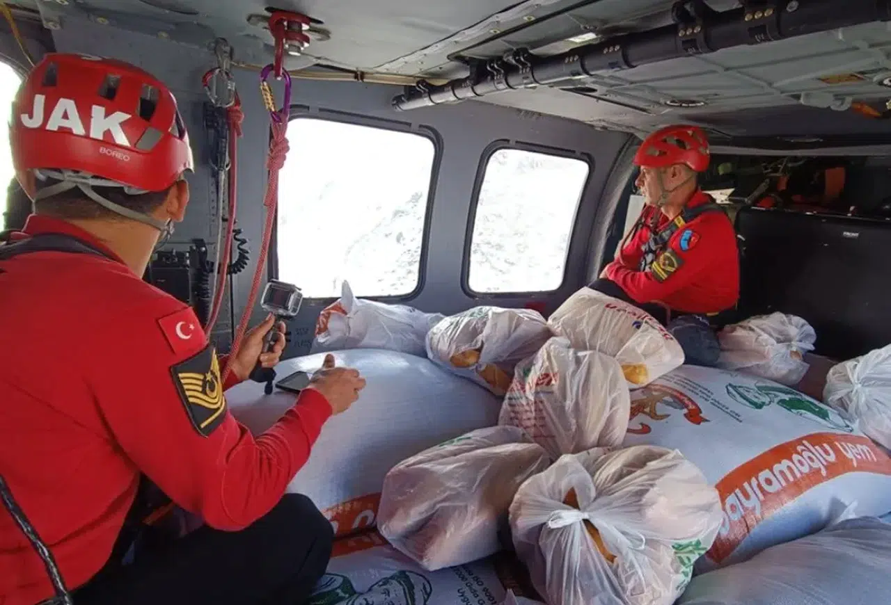 Rize’de sel mesaisi; yolu kapanan yayladaki hasta helikopterle hastaneye ulaştırıldı