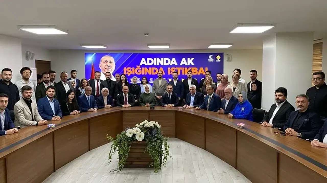 Mehmet Emin Öz, Sultangazi'de AK Parti teşkilatıyla buluştu, projeleri değerlendirdi ve teşekkür etti