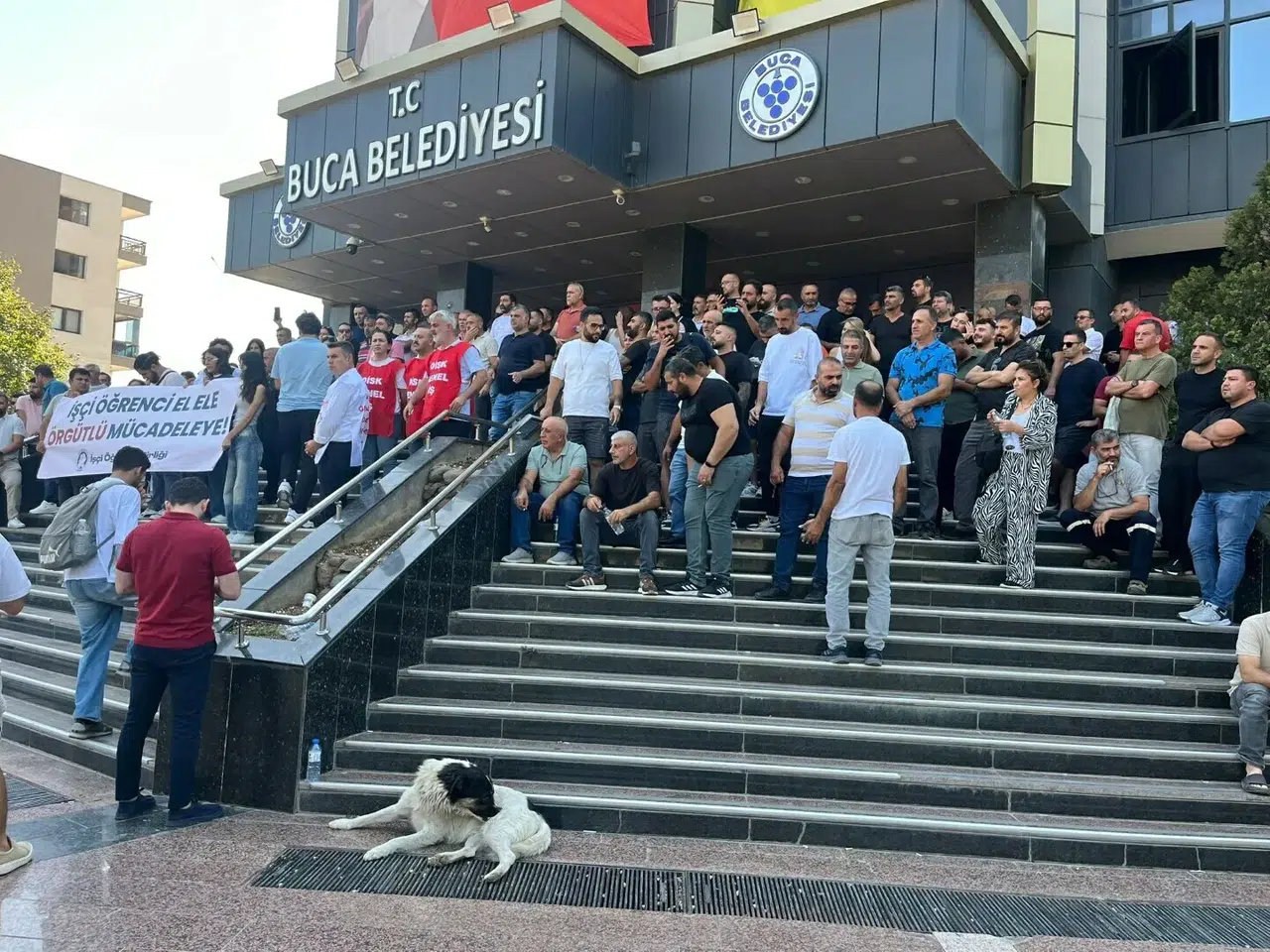 Buca Belediyesi'nde işçilerin maaşları için süren eylemde çöp yığınları oluştu