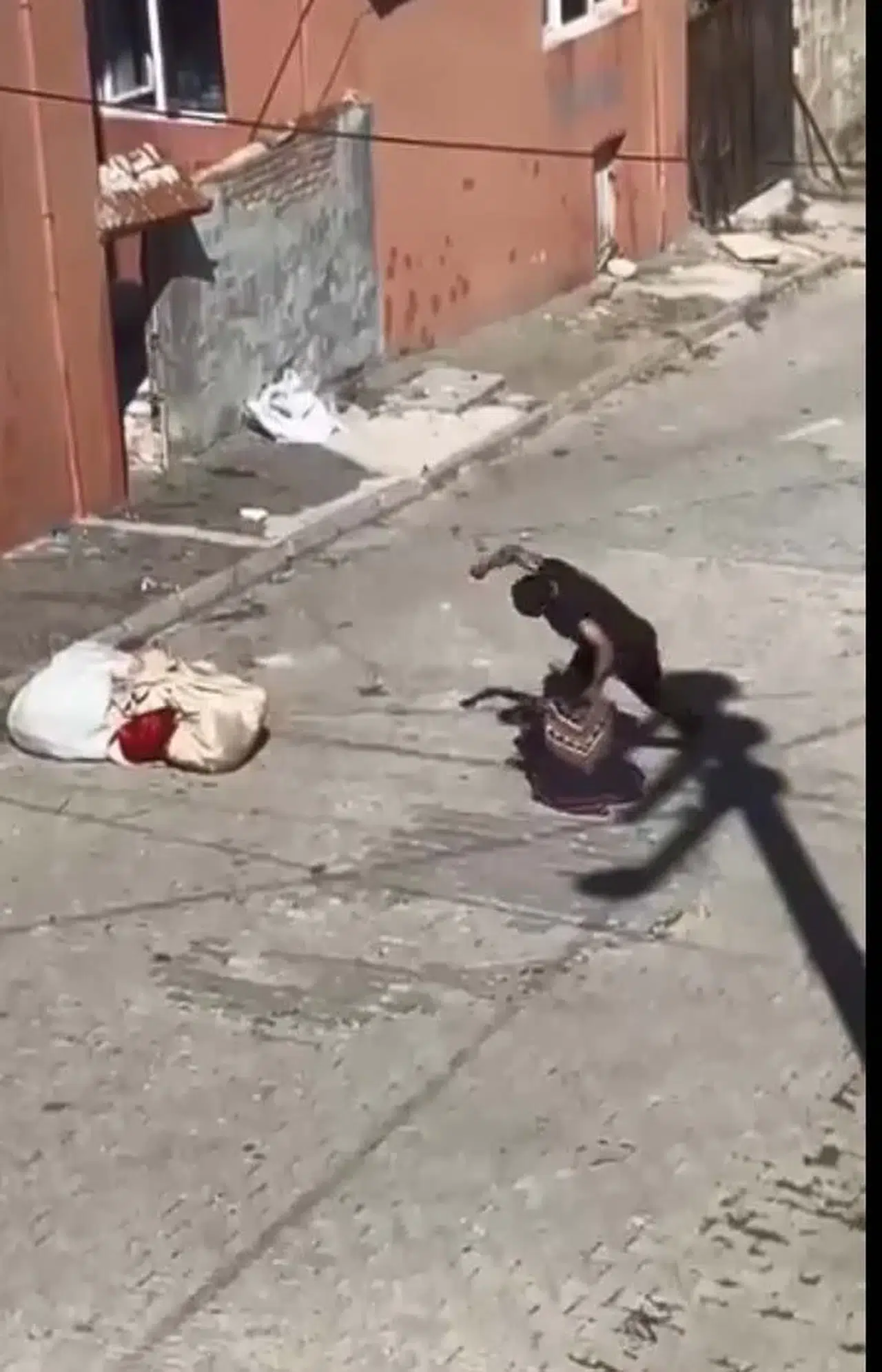 Eskişehir'de sokakta eşini darbettikten sonra gözaltına alınan Ali H.'nin görüntüleri sosyal medyada yayıldı