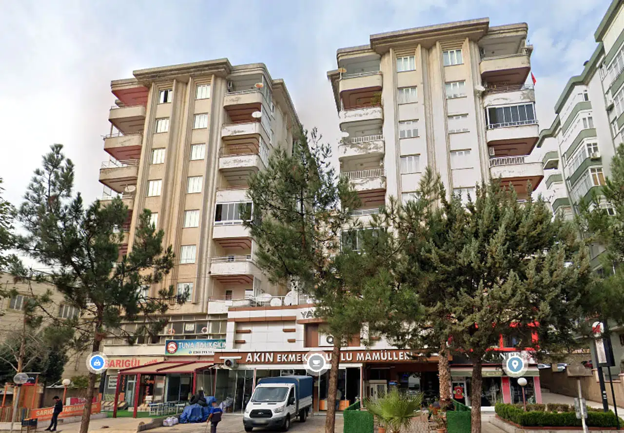 Kahramanmaraş'taki Fazilet Apartmanı davasında kamu görevlilerin yargılanmasına başlandı