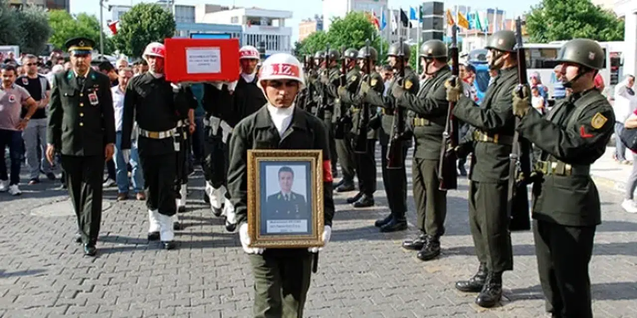 Jandarma Astsubay Hasan Kapçı KKTC'deki kaza sonucu hayatını kaybetti, askeri törenle defnedildi