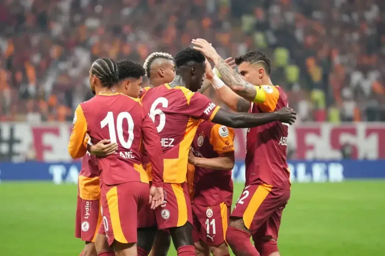 Galatasaray, Üç Futbolcuyla Ayrılık Dönemini Başlattı!