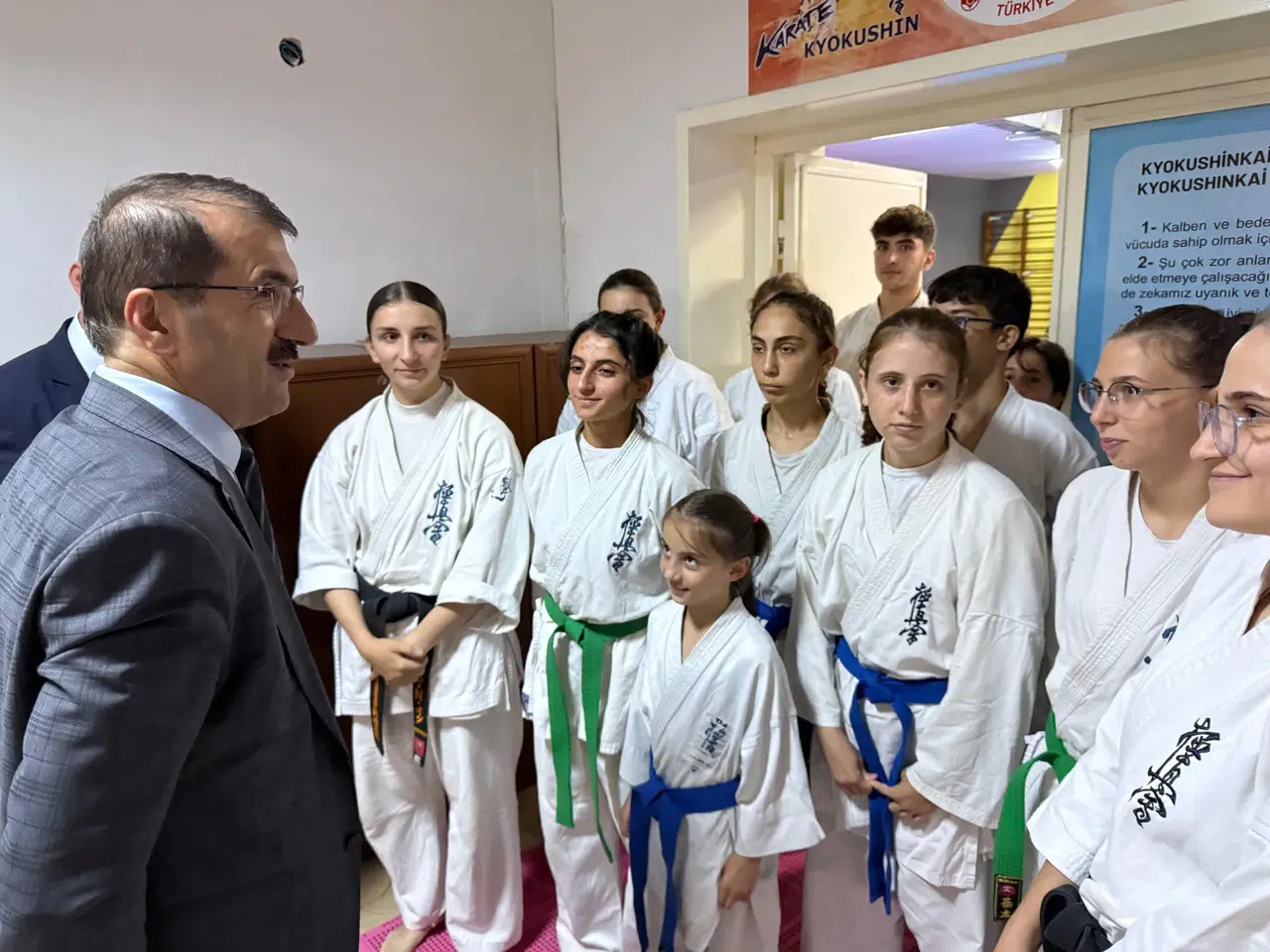 Hopa'da Eğitim ve Spor Kurslarıyla Öğrenci Başarısına Destek Ziyareti Gerçekleşti