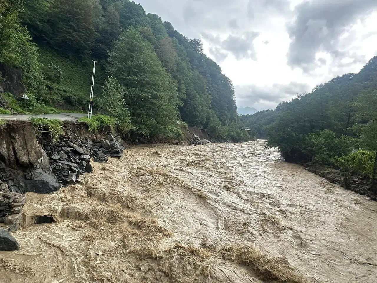 Giresun ve Rize'de kuvvetli yağış sonrası DSİ'nin acil müdahale çalışmaları devam ediyor