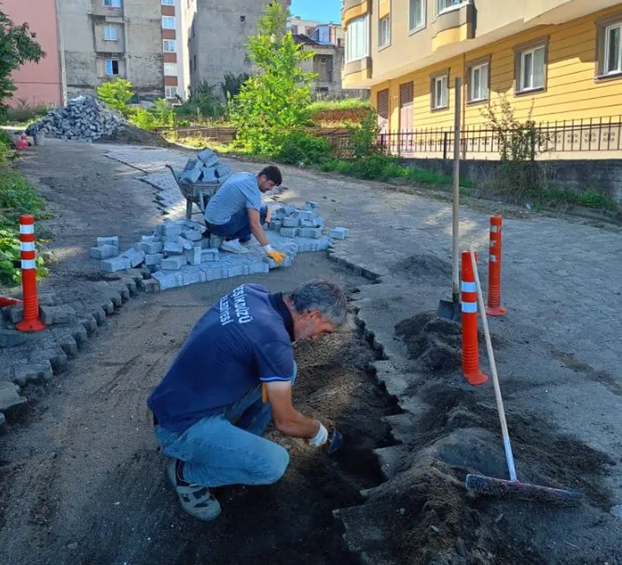 Beşikdüzü’nde Altyapı ve Yol Çalışmaları Devam Ediyor