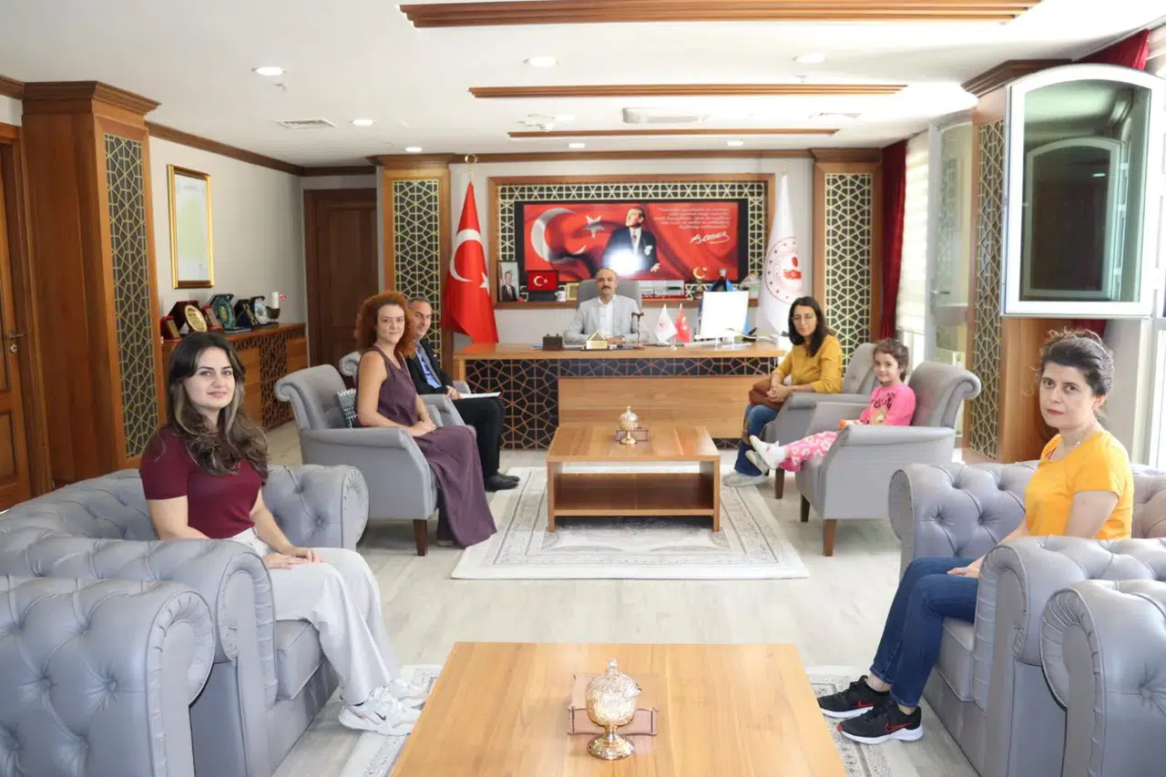 Eğitimde Öncü Öğretmenler, Ardanuç Kaymakamı'ndan Başarı Belgesiyle Ödüllendirildi