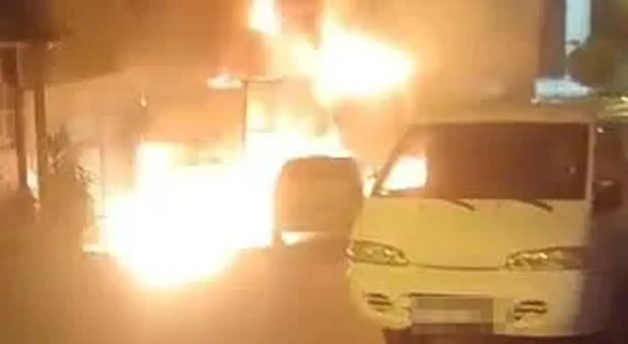 Çayırova'da oto tamirhanesinde yangın: 2 araç hasar gördü, can kaybı yok