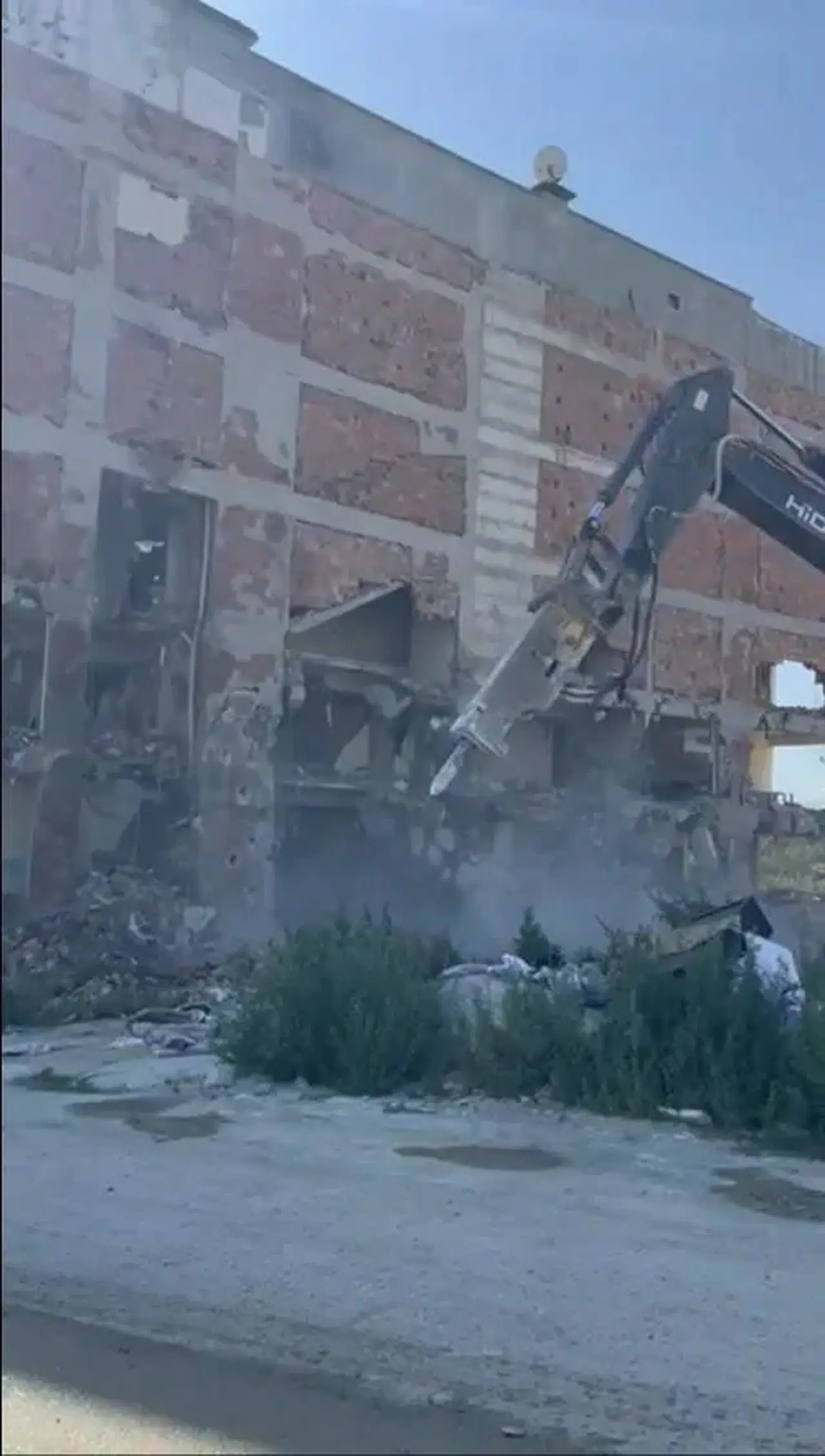 Hatay'da depremzedelere ait 6 katlı bina kontrollü şekilde yıkıldı, anlar kaydedildi