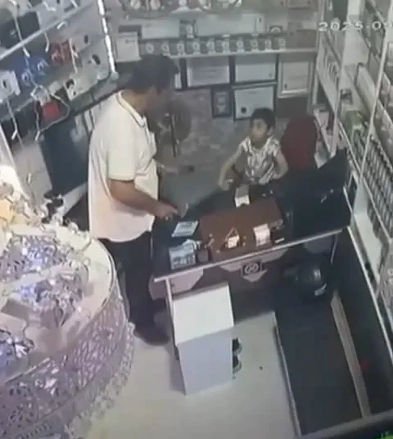 Fatih’te çocuğu oyalayıp telefonunu çalan hırsız güvenlik kamerasında!