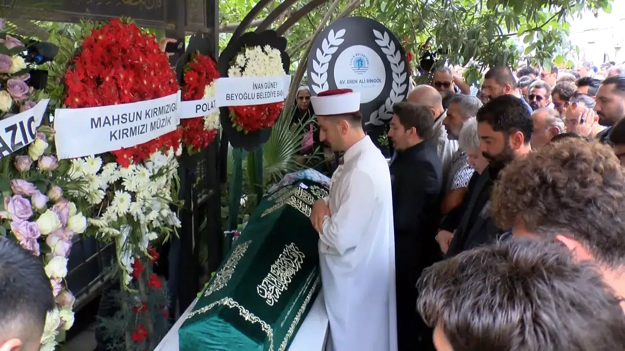 Arabesk ve Fantezi Müziğin Efsanevi İsimlerinden Güllü, Son Yolculuğuna Uğurlandı