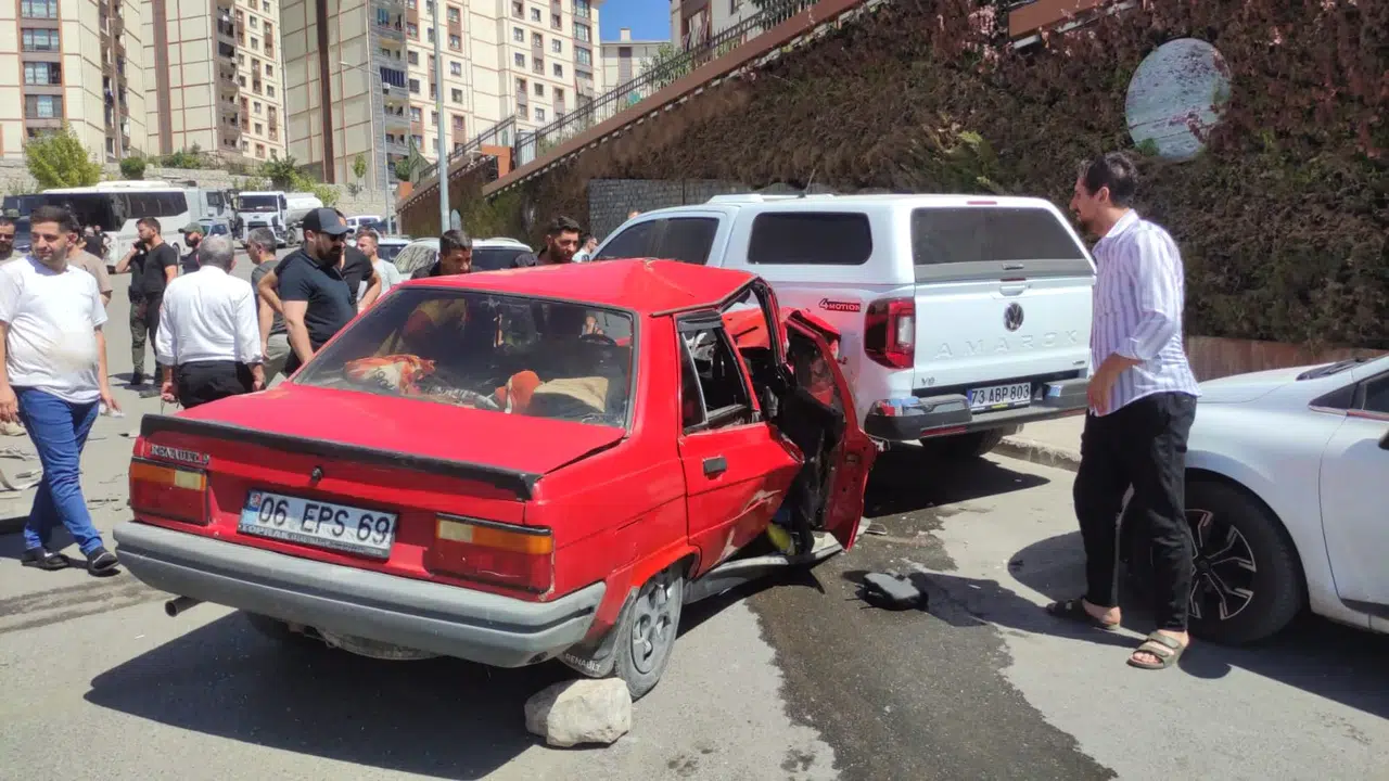 Şırnak’ta Trafik Kazası: Beş Araç Çarpıştı, Üç Kişi Yaralandı