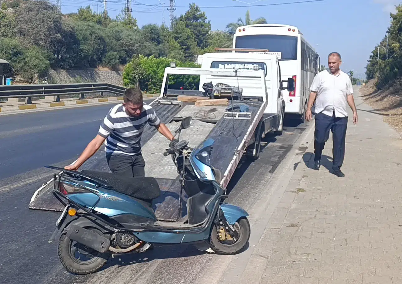 Alanya'da motosiklet midibüse çarptı, sürücü yaralandı ama hayati tehlikesi yok