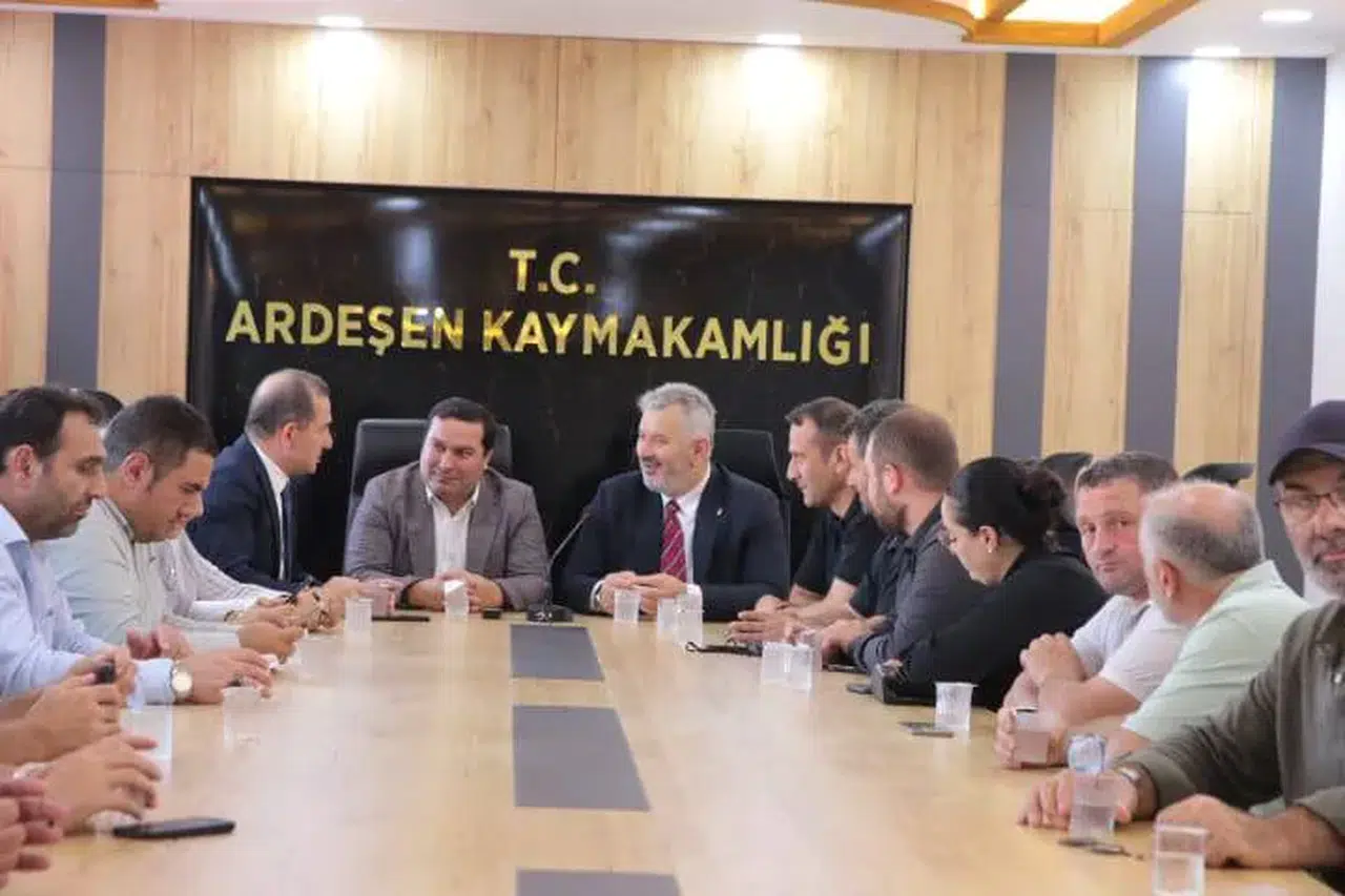 Ardeşen'de AK Parti ve Kaymakamlık buluşması, yeni projeler için iş birliği sinyali verdi