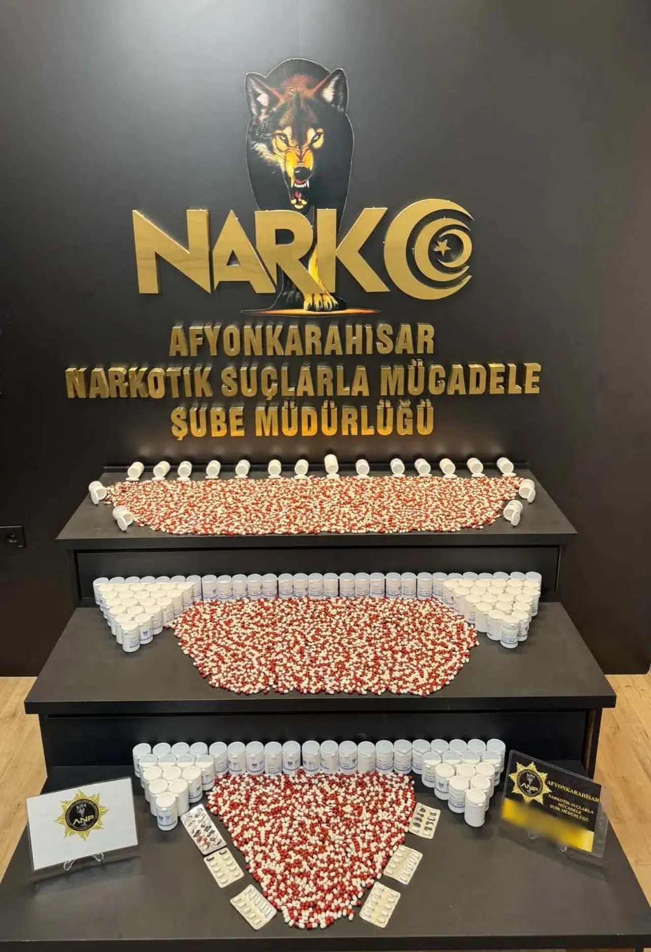 Afyonkarahisar'da evdeki valizde 6 bin 731 sentetik ecza maddesi bulundu, iki kişi tutuklandı