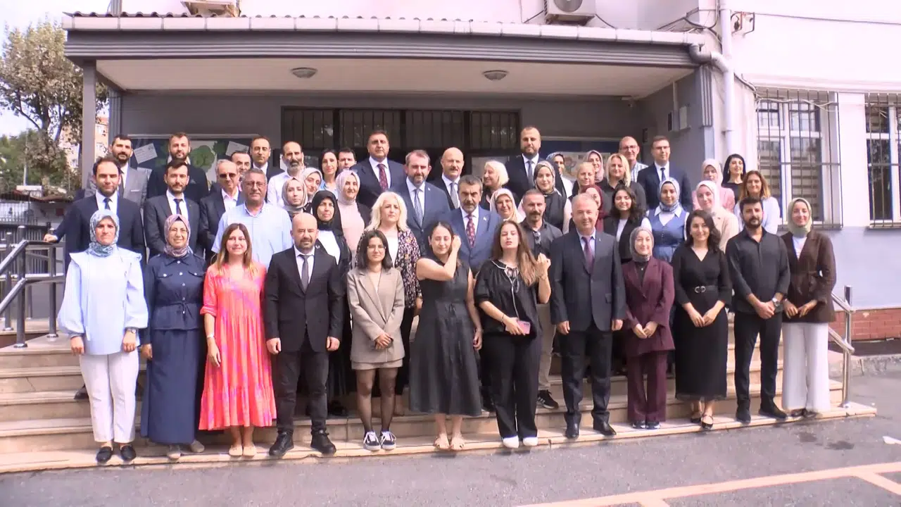 Bakan Tekin, öğrencilerle buluşup bayrak törenine katıldı, eğitimcilerin taleplerini dinledi