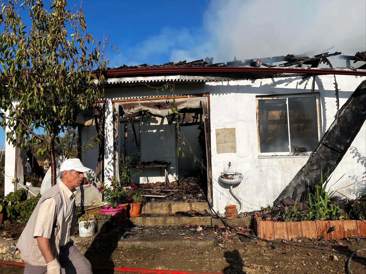 Muğla'da Yangın: Ev ve Ahır Kullanılamaz Hale Geldi, 3 Büyükbaş Hayvan Öldü