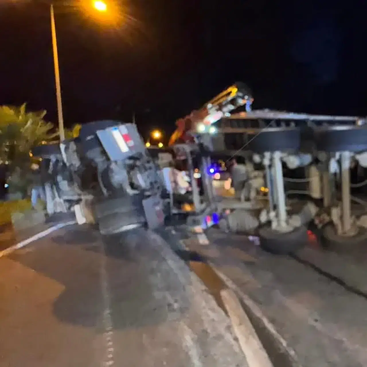 Karadeniz Sahil Yolundaki Tır Kazası: Yol Hâlâ Kapalı