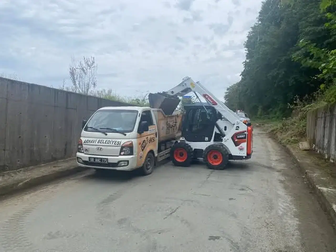 Arhavi Belediyesi'nden temizlik hamlesi: Balıkçı Barınağı yolu pırıl pırıl oldu!