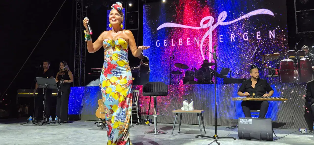 Gülben Ergen İpsala Çeltik Festivali'nde sahne aldı, binlerce hayranıyla buluştu