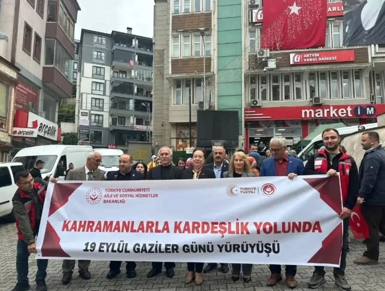 Artvin'de Gaziler Günü'nde birlik ve kardeşlik vurgulayan anlamlı yürüyüş gerçekleştirildi