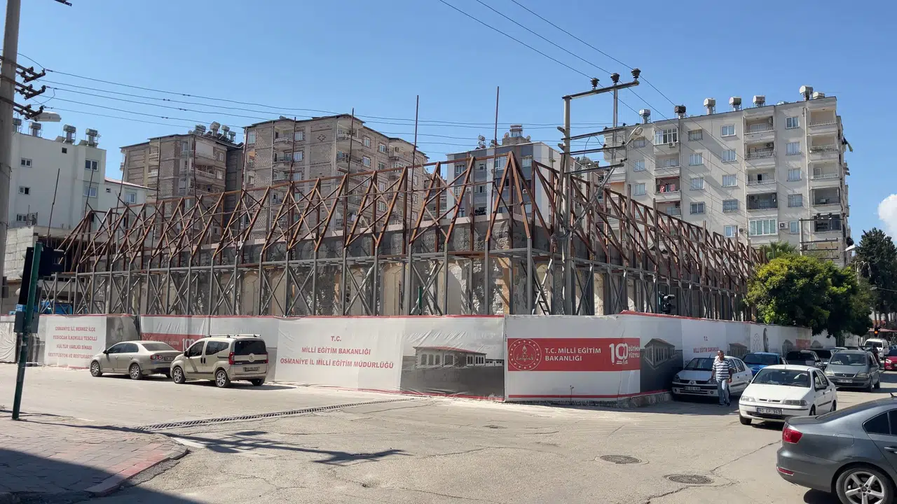 Osmaniye'deki Yediocak İlkokulu restorasyon çalışmaları hızla devam ediyor