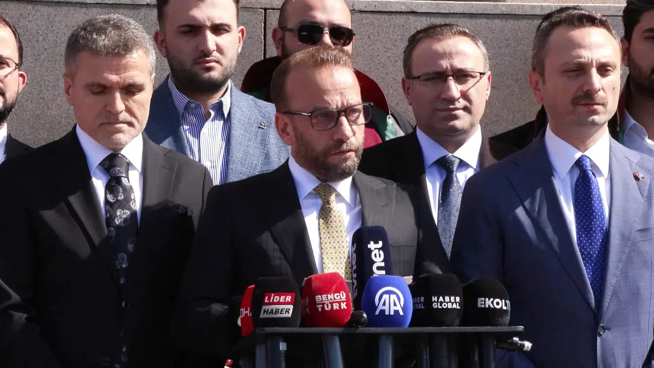 AK Parti İstanbul, CHP'li Özgür Özel'e yolsuzluk iddiaları nedeniyle suç duyurusunda bulundu