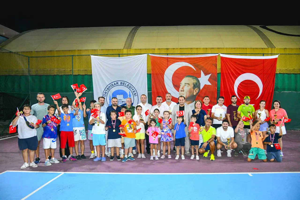 Zafer Bayramı Tenis Kupası Trabzon'da büyük coşkuyla gerçekleştirildi, sporcular ödüllerini aldı