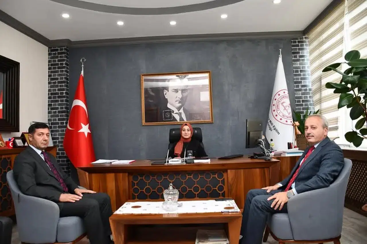 Olur Kaymakamı eğitim kalitesini artırma hedefiyle Milli Eğitim Müdürlüğü’nü ziyaret etti