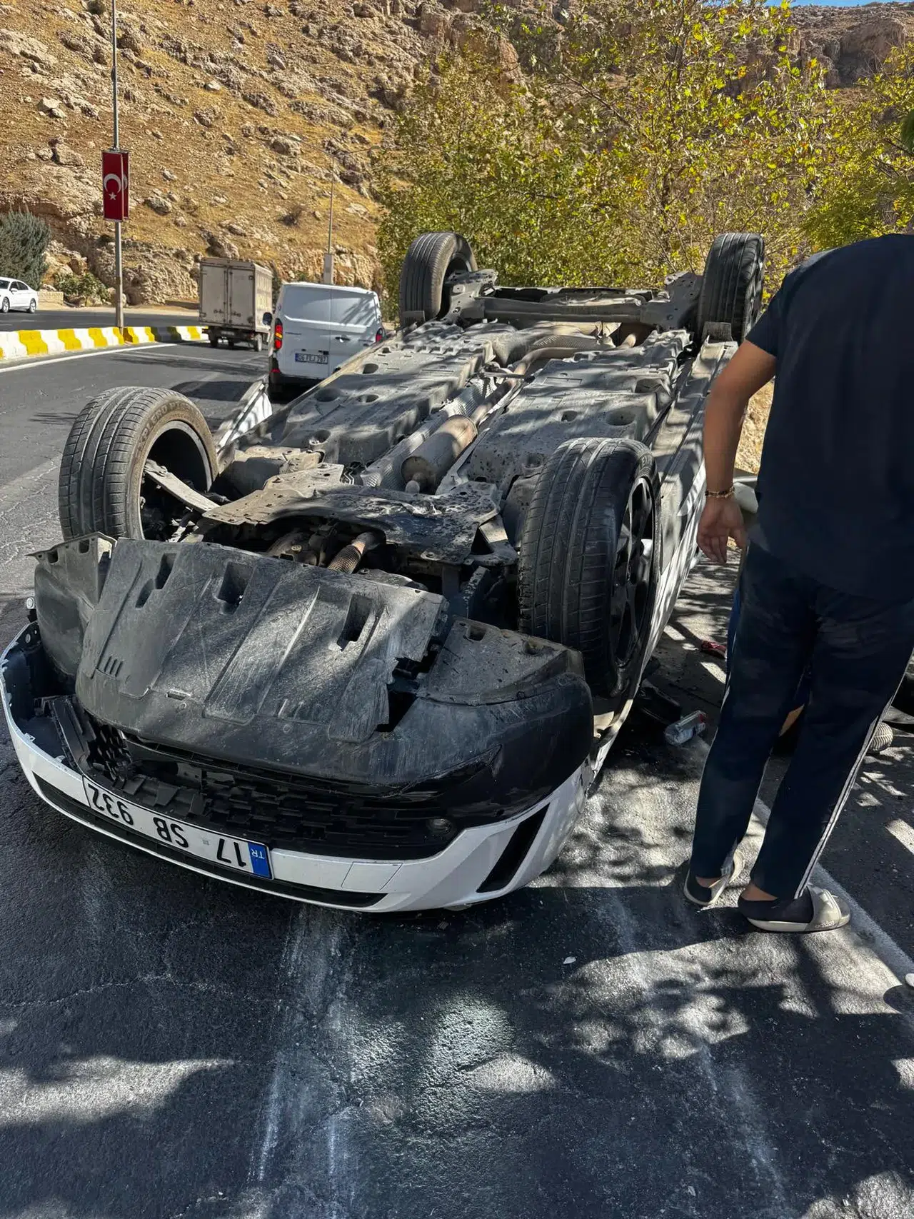 Artuklu'da otomobil takla attı, sürücü yaralandı