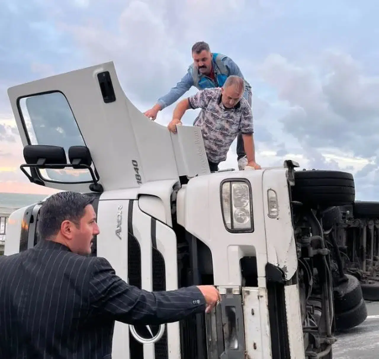 Ülkü Ocakları Rize İl Başkanlığı Sel Bölgesinde Vatandaşların Yanında