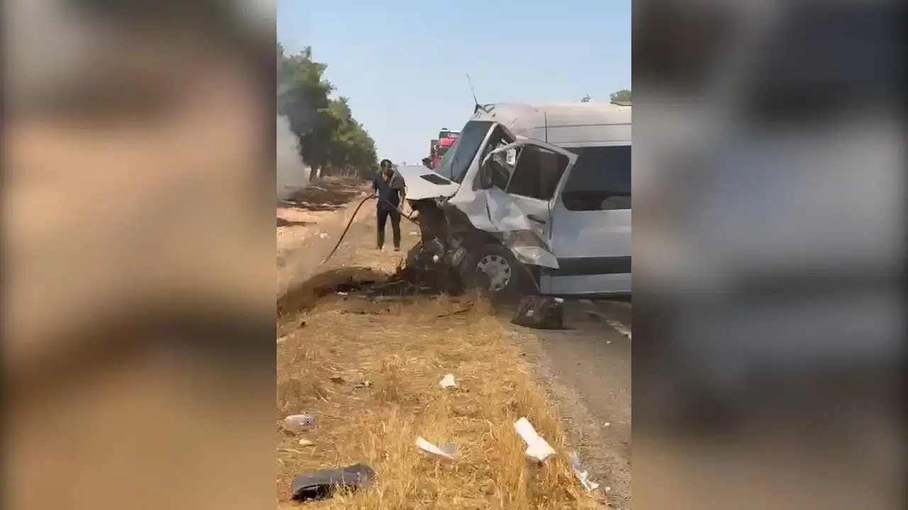 Ceylanpınar'da otomobil-minibüs çarpışması: 1 ölü, 14 yaralı