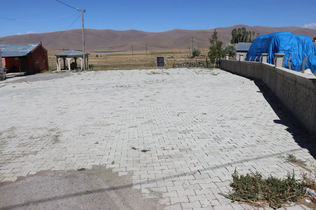 Çat Belediyesi Camii Avlusunu Modernize ederek Hijyen ve Estetiği Arttırdı