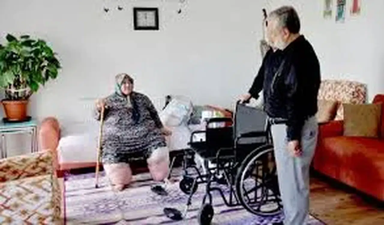 Fil hastalığına yakalanan Emine Güler, tekerlekli sandalyesine kavuşarak dışarı çıkmanın mutluluğunu yaşıyor