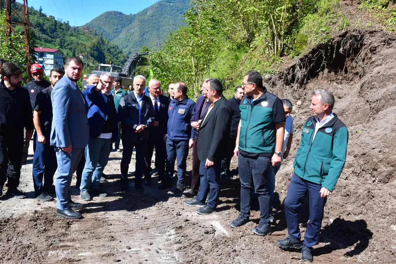 Borçka-Macahel Yolunda Devlet Müdahalesi: Ekipler Güvenli Ulaşım İçin Çalışmalara Devam Ediyor